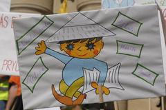 Demonstrace - policisté a zdravotníci