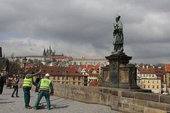 Reliéfy z Karlova mostu letí do Šanghaje