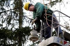 Elektrikář a poškozený izolátor