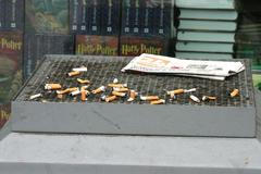 Popelník na chodníku