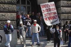 Demonstrace - policisté a zdravotníci