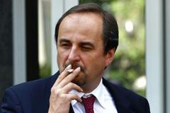 Ministr zahraničí Jan Kohout kouří