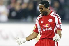 Brankář Salcburku Eddie Gustafsson