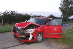 Nehoda osobního vozu a kamionu u Hradce Králové