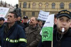 Demonstrace hasičů a policistů proti snížení platů