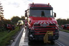 Nehoda osobního vozu a kamionu u Hradce Králové