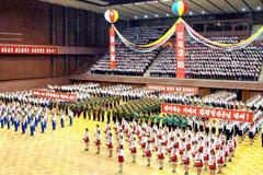 Severní Korea slaví 68. narozeniny svého vůdce Kim Čong-ila