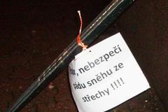 Pozor, padá sníh ze střechy