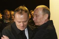 Donald Tusk a Vladimir Putin na místě tragédie ve Smolensku.