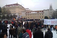Demonstrace odborářů na pražském Palackého náměstí.