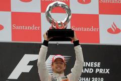 Jenson Button se raduje z vítězství na VC Číny