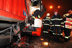 Nehoda autobusu a kamionu na Černém Mostě v Praze