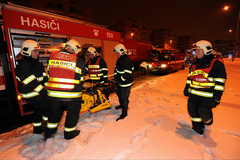 Nehoda autobusu a kamionu na Černém Mostě v Praze