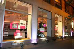 iPhone ve výloze prodejny T-Mobile