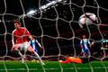 Arsenal: Nicklas Beendtner střílí gól do sítě Porta