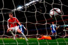 Arsenal: Nicklas Beendtner střílí gól do sítě Porta