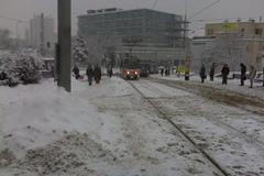 Zasněžené okolí stanice metra Strašnická