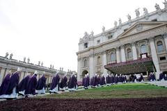 Kardinálové přicházejí na svatou mši