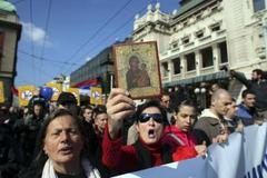 Srbsko: Při protestech proti pochodu homosexuálů sto raněných