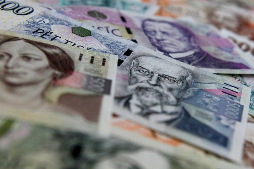 Co se mění v roce 2026: vyšší mzdy, dražší dálnice i digitalizace zbrojních průkazů