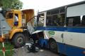 Autobus narazil do náklaďáku s uhlím