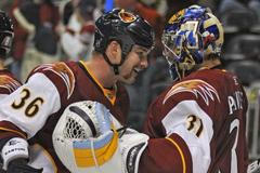 Ondřej Pavelec a Eric Boulton slaví vítězství Atlanty