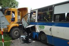 Autobus narazil do náklaďáku s uhlím