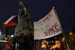 Praha na nohou, demonstruje proti politikům ODS-ČSSD