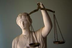 Spravedlnost drží váhy
