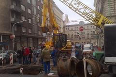 Oprava vodovodního potrubí u pražské magistrály