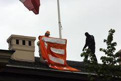 Greenpeace vzali vládu útokem, vlajku nahradil ČEZ