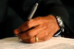 Barack Obama podepisuje sankce proti Íránu