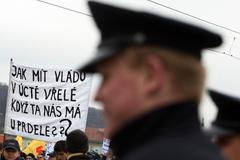 Demonstrace hasičů a policistů proti snížení platů