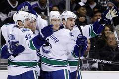 Mikael Samuelsson z Vancouveru se raduje z branky