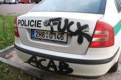 Trutnovským policistům posprejovali auto přímo před stanicí