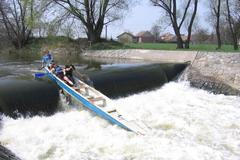 Sjíždění jezu - ilustrační foto