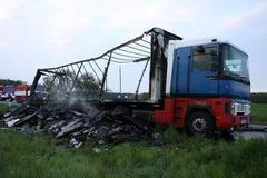 Kamion naložený televizemi lehl popelem