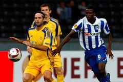 Adrian Ramos (Hertha Berlin) bojuje s Alessandrem Zamperinim z Ventspilsu v prvním utkání Evropské ligy.