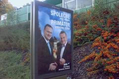 Bohuslav Svoboda s Petrem Nečasem na plakátu u JCDecaux