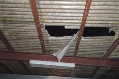 Dívka propadla střechou skladu. Utrpěla vážné zranění