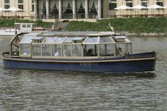 Loď na solární pohon na Vltavě