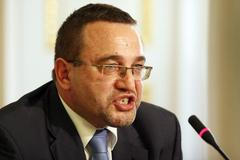 TK Josefa Dobeše k rezignaci