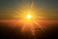 Letadlo na sluneční pohon po úspěšném letu přistálo