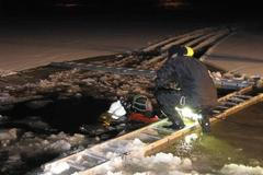 Potápěči hledali potopené auto