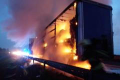 Požár návěsu zablokoval silnici R52