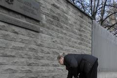 Pieta v Moskvě: Rusové nosí květiny před polskou ambasádu