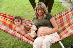 Těhotná žena na houpačce