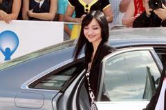 Příjezd Marie de Medeiros na červený koberec