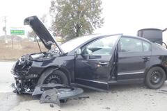 Při bouračce odlétlo auto na strom