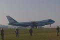 Air Force One přistává na Ruzyni